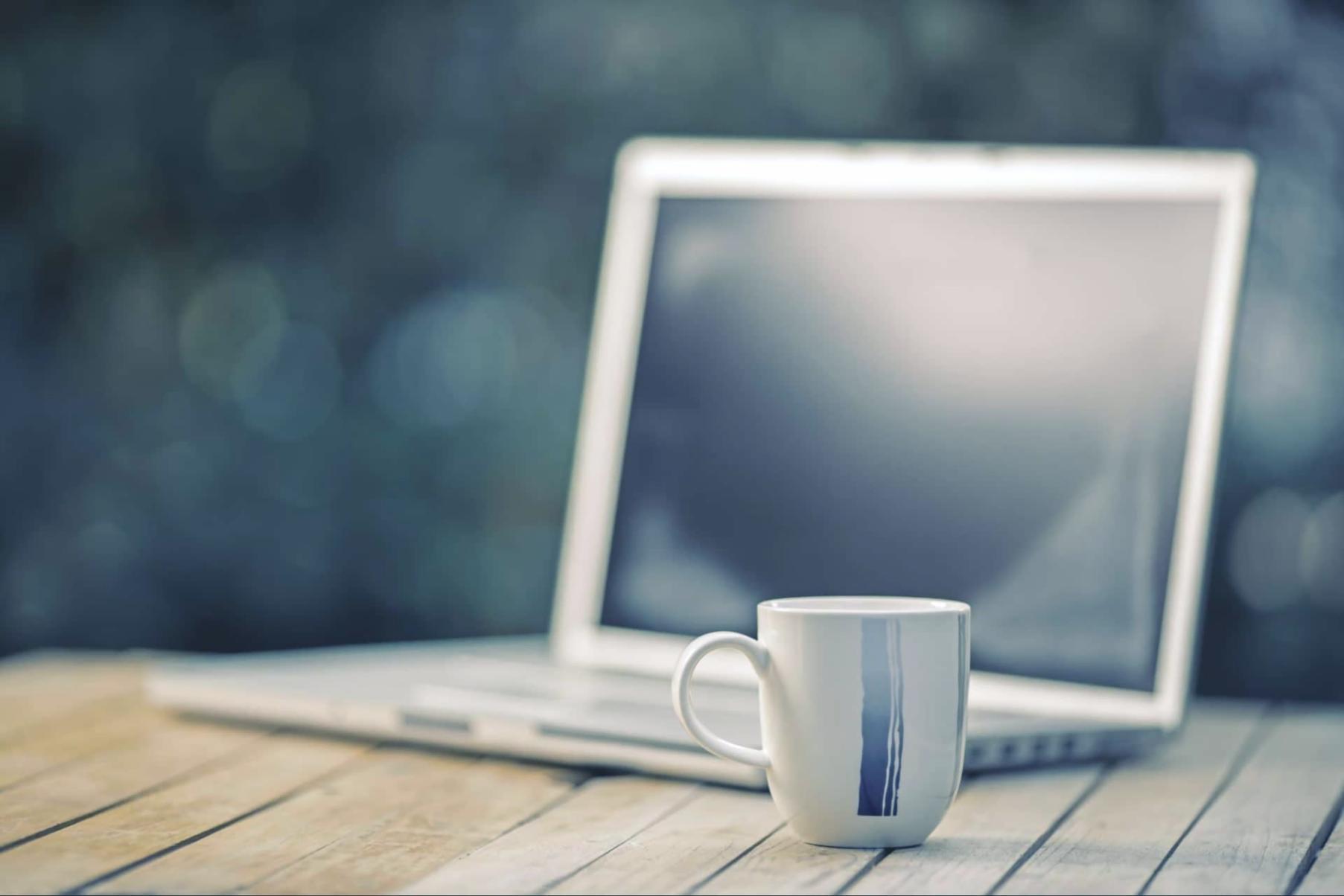 Workshop-Teilnehmer bei der Analyse von Finanzunterlagen